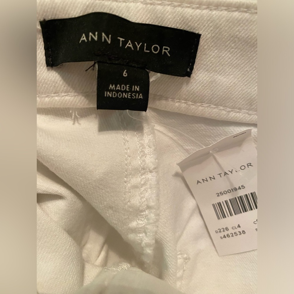 NWT - Ann Taylor White Skinny Jeans with Sailor Buttons - Sz 6 - Picture 5 of 9